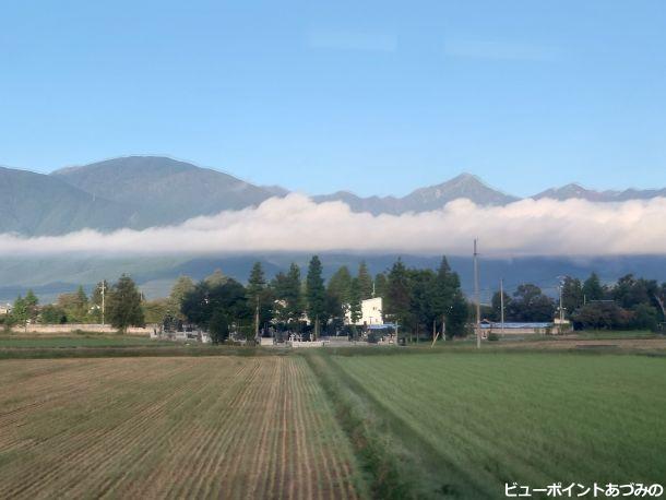 屋敷林と雲と常念