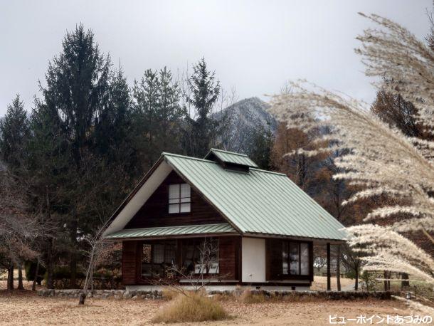 ススキと黒姫山荘